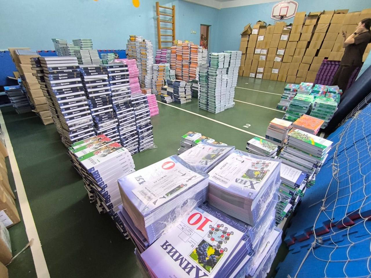 Школы областного центра пополнили свои библиотеки новыми учебниками Школы областного центра пополнили свои библиотеки новыми учебниками
