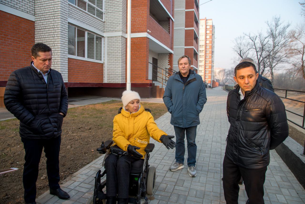 Мэр Олег Имамеев и Марина Гайдай проверили транспортную доступность для инвалидов в Благовещенске Мэр Олег Имамеев и Марина Гайдай проверили транспортную доступность для инвалидов в Благовещенске