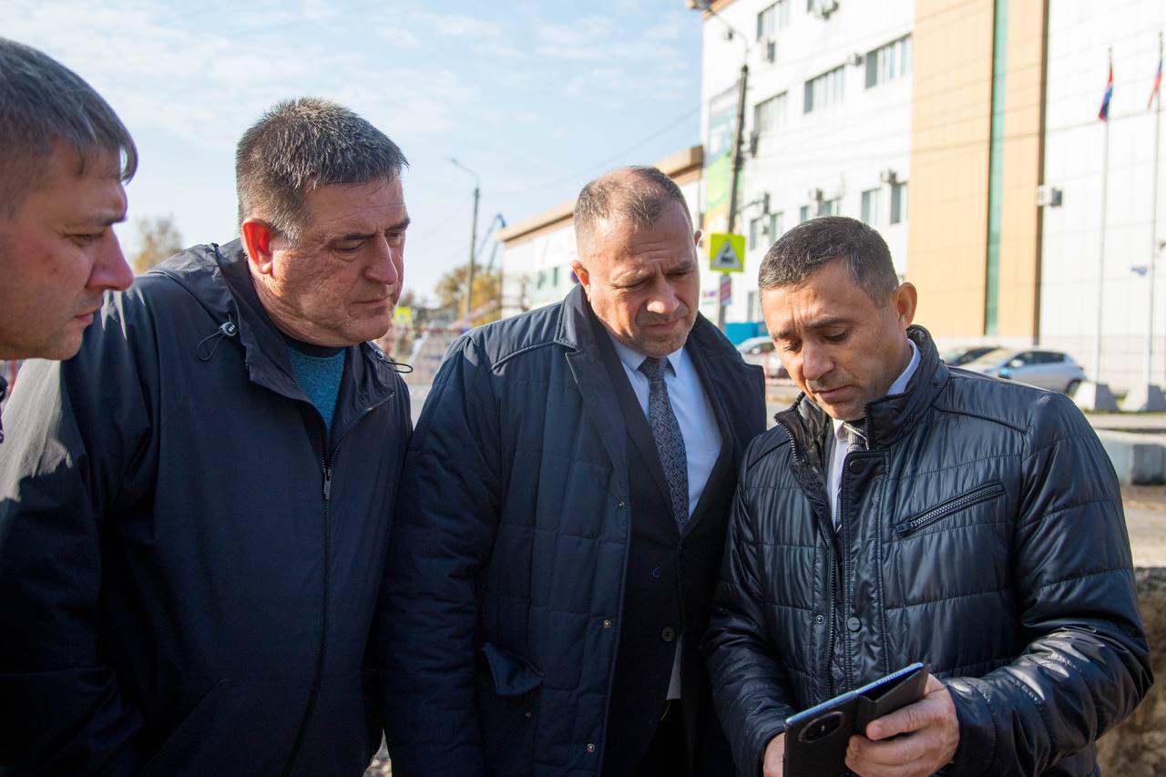 Мэр Благовещенска Олег Имамеев проинспектировал участки теплосетей, где идёт ремонт и назвал жителям дату подключения их домов к теплу Мэр Благовещенска Олег Имамеев проинспектировал участки теплосетей, где идёт ремонт и назвал жителям дату подключения их домов к теплу