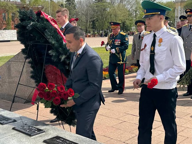 «Спасибо нашим дедам и прадедам, за наше счастливое детство и мирное небо. В наших сердцах всегда будут жить и те, кто не вернулся с жестокой войны. Мы помним каждого, и мы гордимся!» 