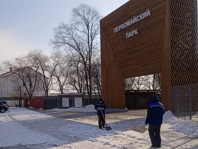 В Благовещенске дворники борются с последствиями снегопада 