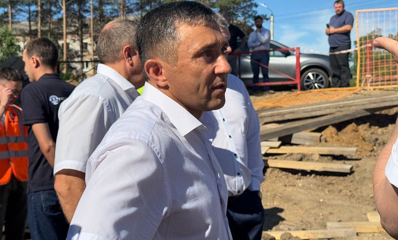 Мэр Благовещенска Олег Имамеев выехал в посёлок Аэропорт, чтобы разобраться с вопросами, волнующими местных жителей