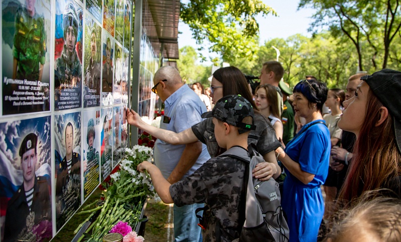 Разные эпохи — одна память: в Благовещенске открыли временный мемориал памяти участников локальных войн и конфликтов