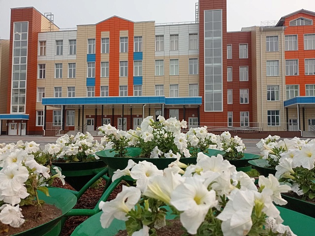 Родителям учеников самой большой школы Дальнего Востока нужно позаботиться о парковке 