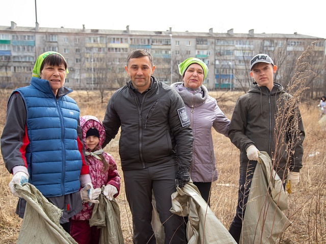 Мэр Благовещенска Олег Имамеев вместе с фан-клубом города очистил еще одну городскую территорию