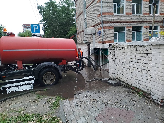 С последствиями мощного дождя в Благовещенске борется ГСТК