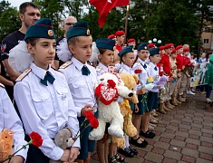 Больше 100 благовещенцев почтили память детей-жертв войны в Донбассе
