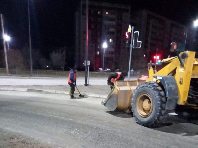 В Благовещенске продолжается очистка прилотковой части дорог после зимы
