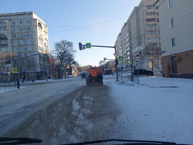 ГСТК высыпал на дороги Благовещенска более 100 тонн соли и отсева