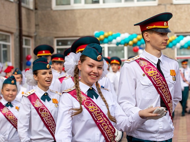 3754 благовещенцев в этом году услышат последний звонок