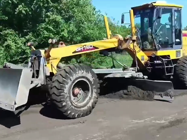 Сегодня по улицам Благовещенска проходит грейдер