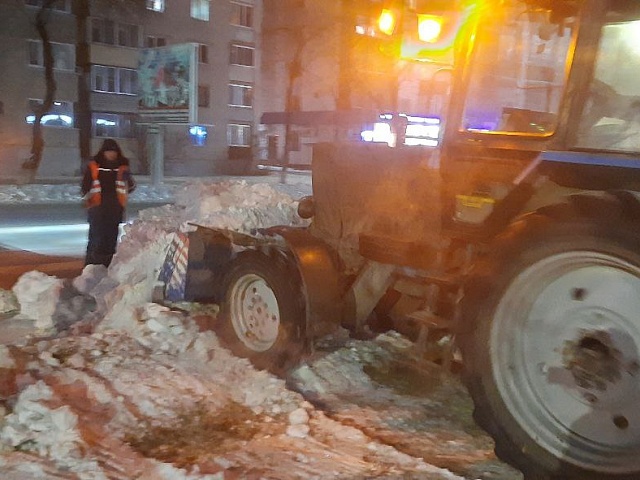 ГСТК убрал снежные валы с обочин в районе драмтеатра в Благовещенске 