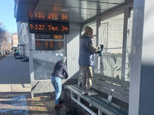 В Благовещенске моют автобусные остановки по Калинина и очищают прилотковую часть дорог по всему городу