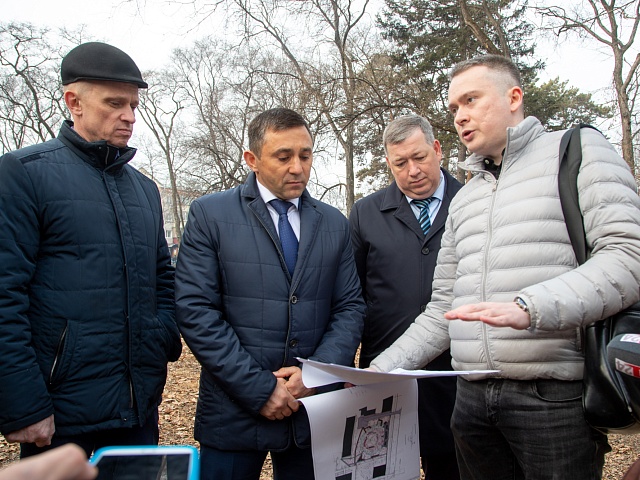Мэр Благовещенска Олег Имамеев провел выездное совещание по благоустройству сквера водников